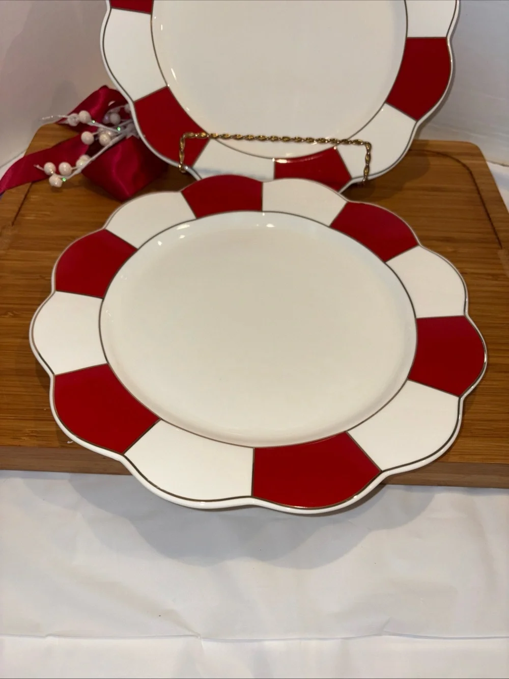 Grace Red and White Scalloped Rim Dinner Plates Set of 3 Mint - Picture 9 of 9